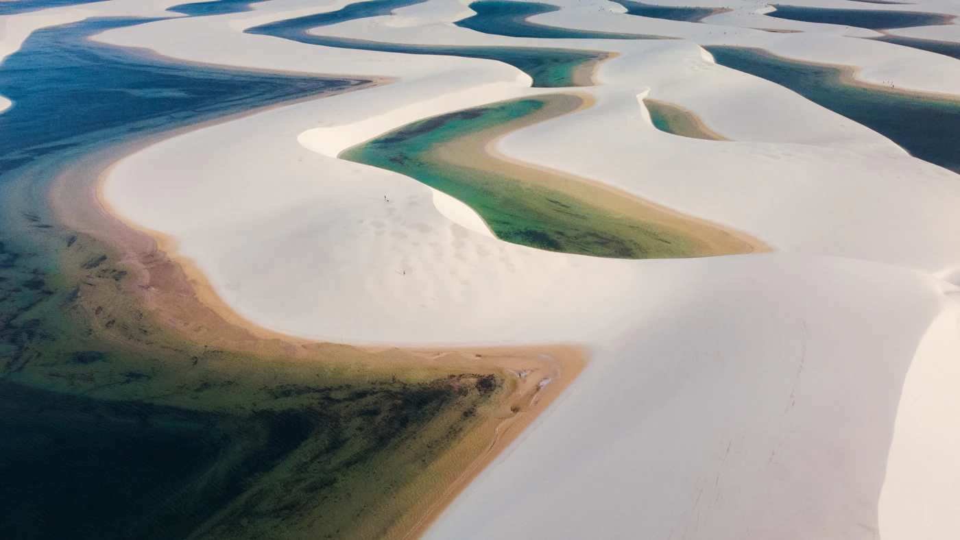 Vista aérea de las dunas y lagunas del Parque Nacional de los Lençóis Maranhenses, Barreirinhas, Brasil