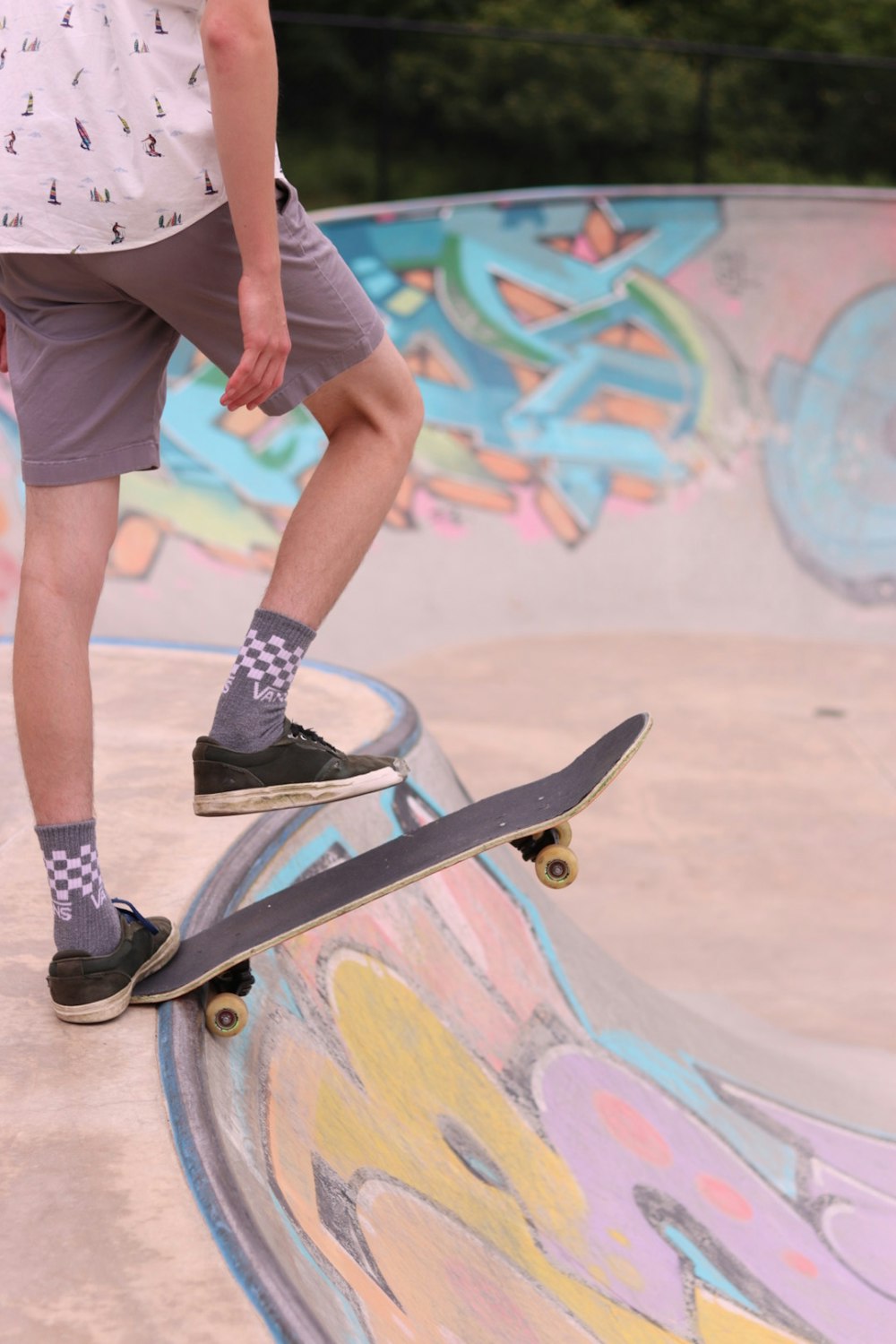 Un hombre montando una patineta al costado de una rampa