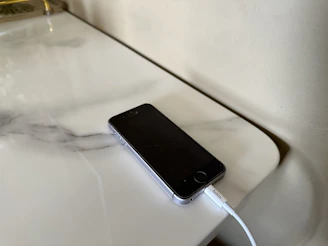 Close-up of a sleek stainless steel lid with integrated magnetic MagSafe support holding a smartphone.
