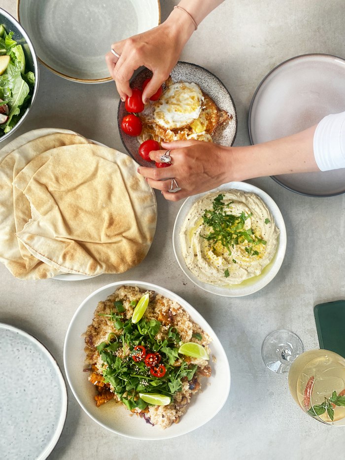 طاولة صحون وأوعية أكل