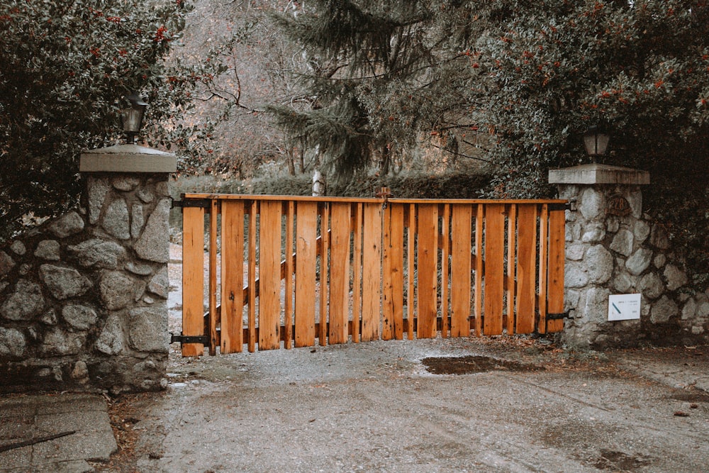 Una puerta de madera frente a un muro de piedra