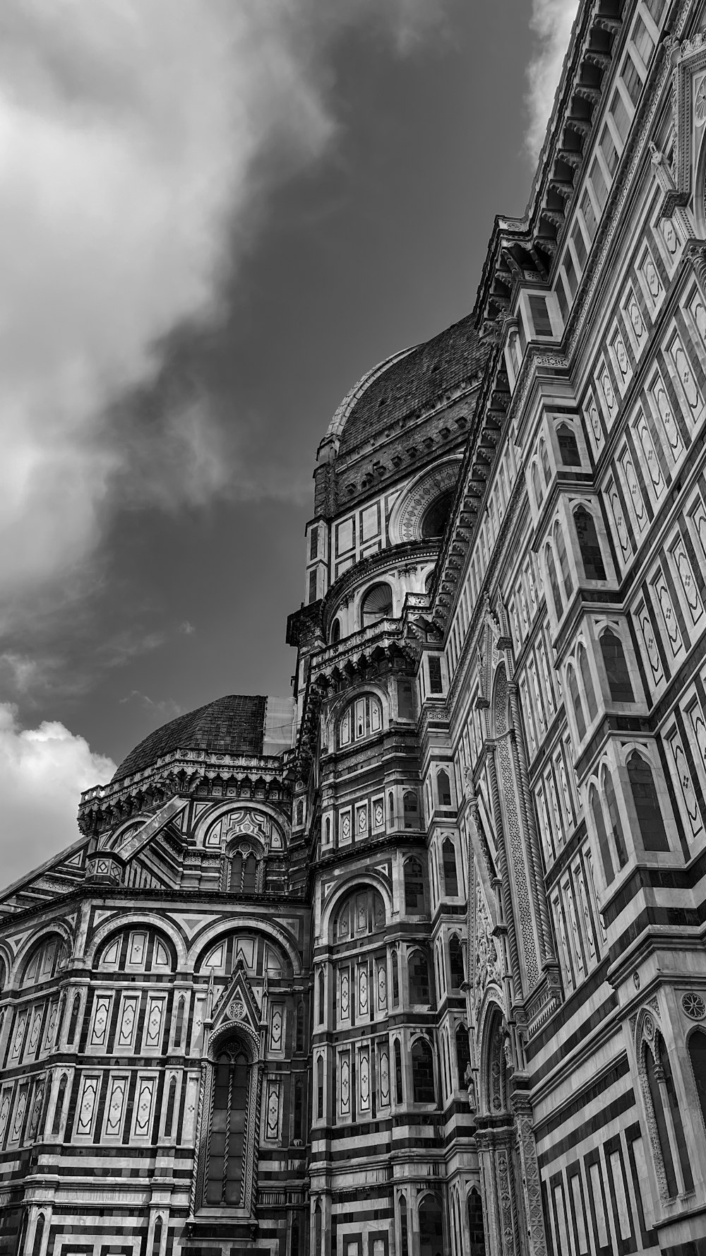 a black and white photo of a building