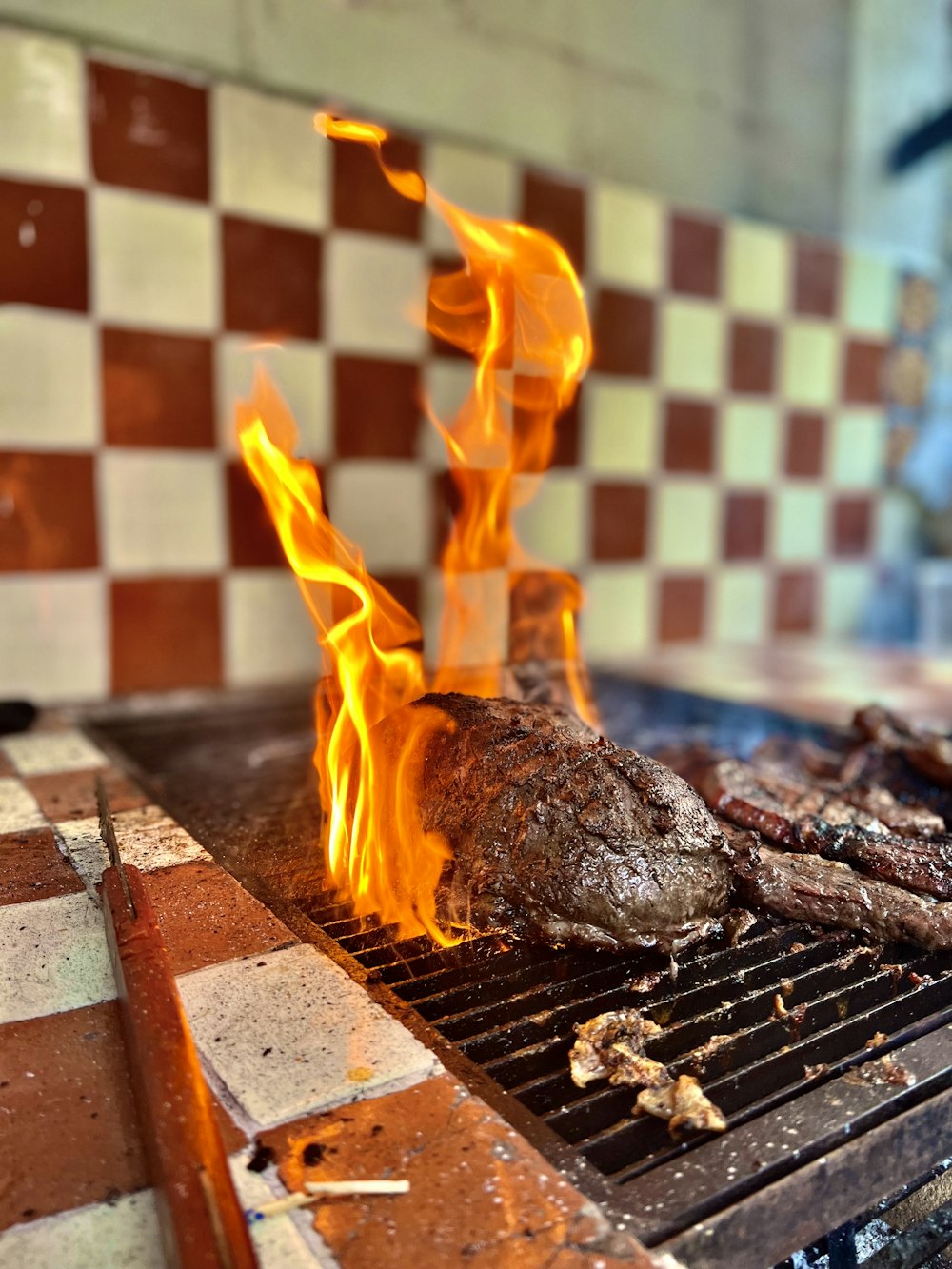 A close up of a grill with meat on it photo – Free Yautepec de zaragoza  Image on Unsplash
