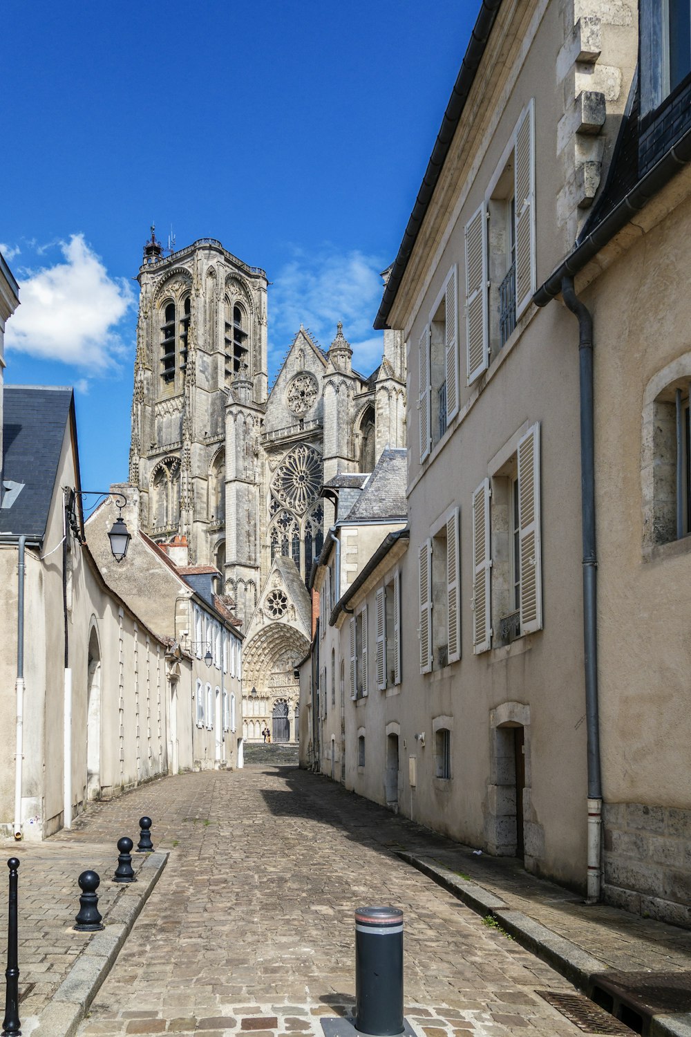 une rue bordée de grands immeubles les uns à côté des autres