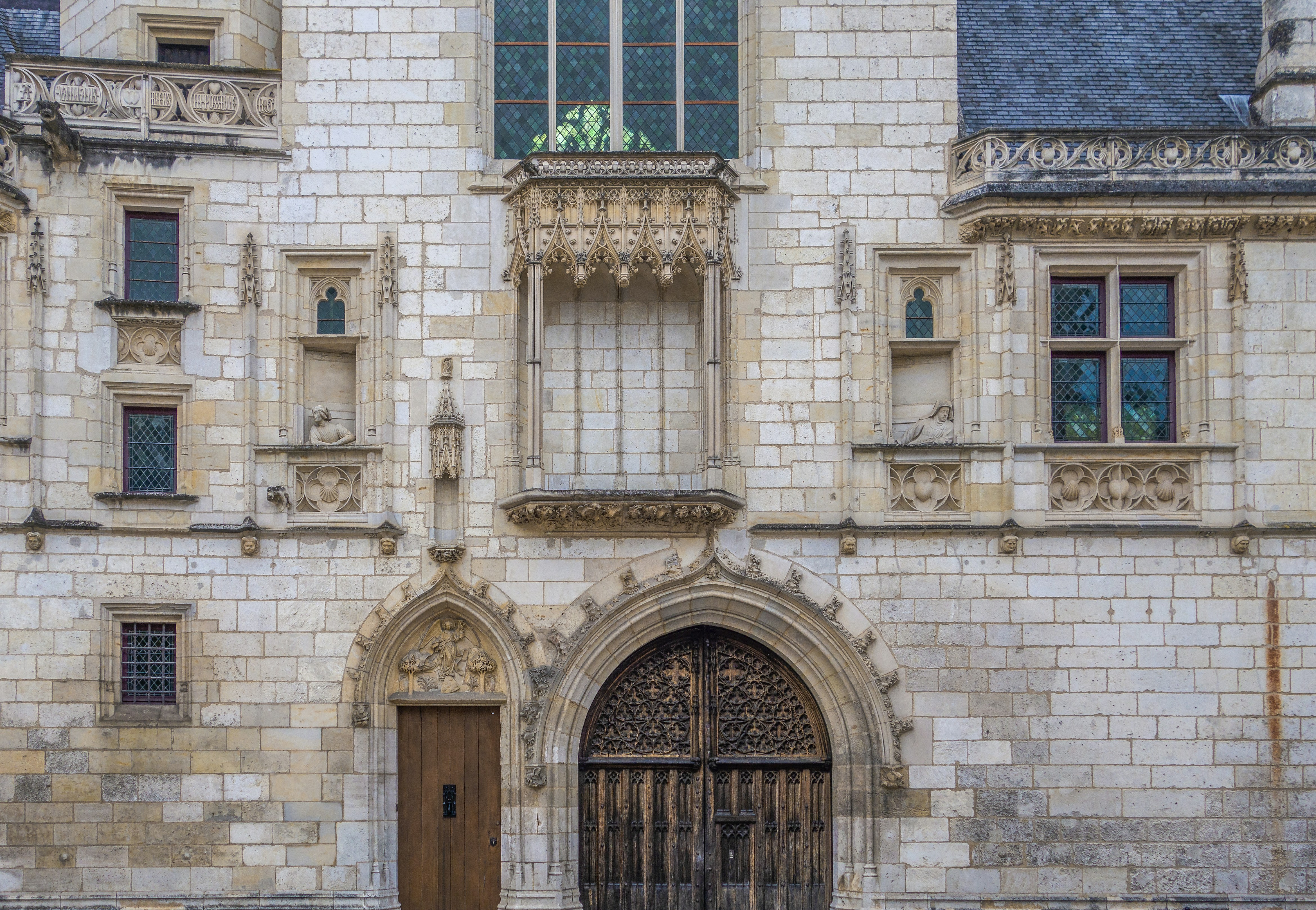 La très jolie ville de Bourges, capitale historique et culturelle du Berry, ville de Jacques Cœur banquier de Charles VII, de la cathédrale Saint-Étienne mais également de ses marais potagers, havre de verdure en plein centre ville.