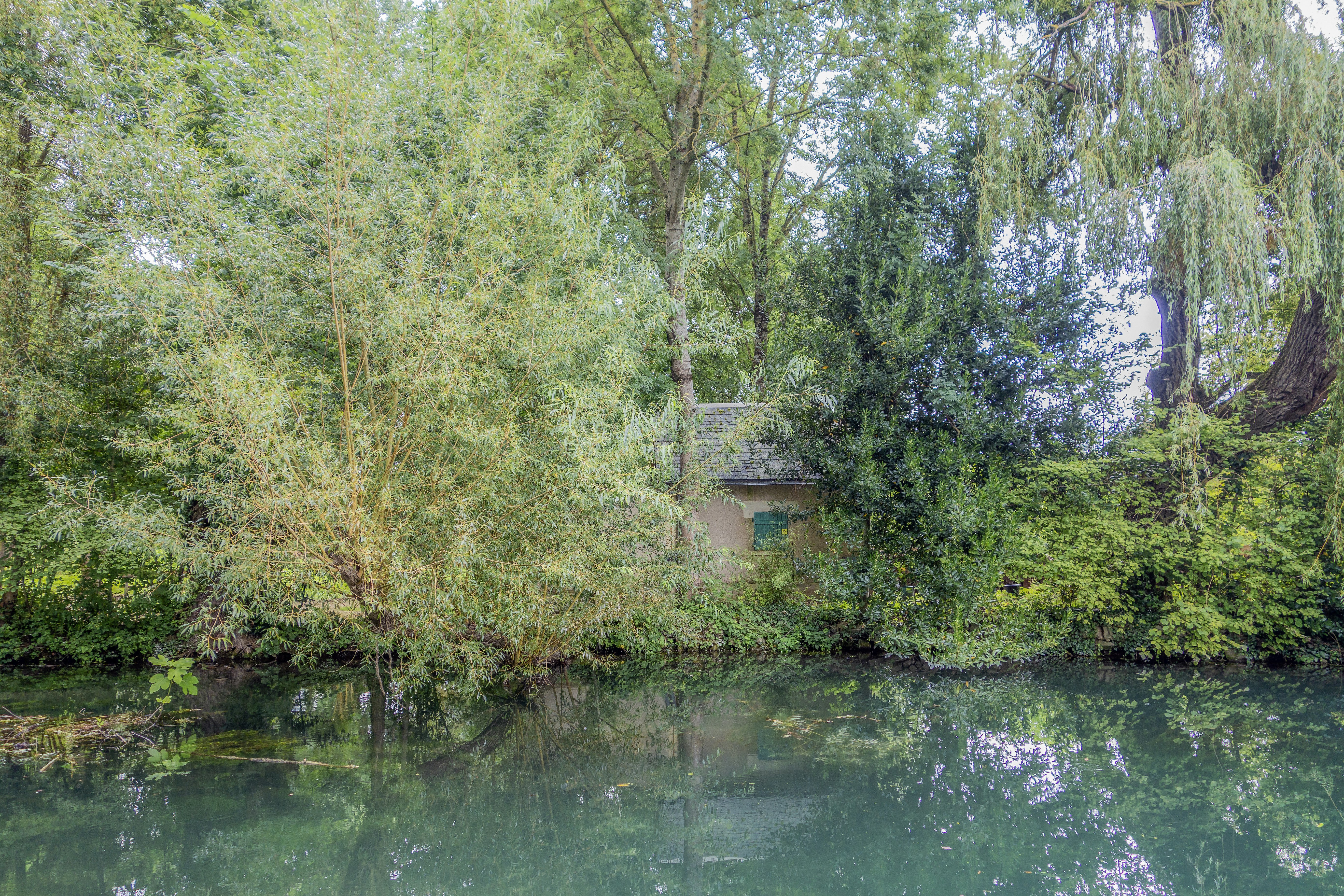 La très jolie ville de Bourges, capitale historique et culturelle du Berry, ville de Jacques Cœur banquier de Charles VII, de la cathédrale Saint-Étienne mais également de ses marais potagers, havre de verdure en plein centre ville.