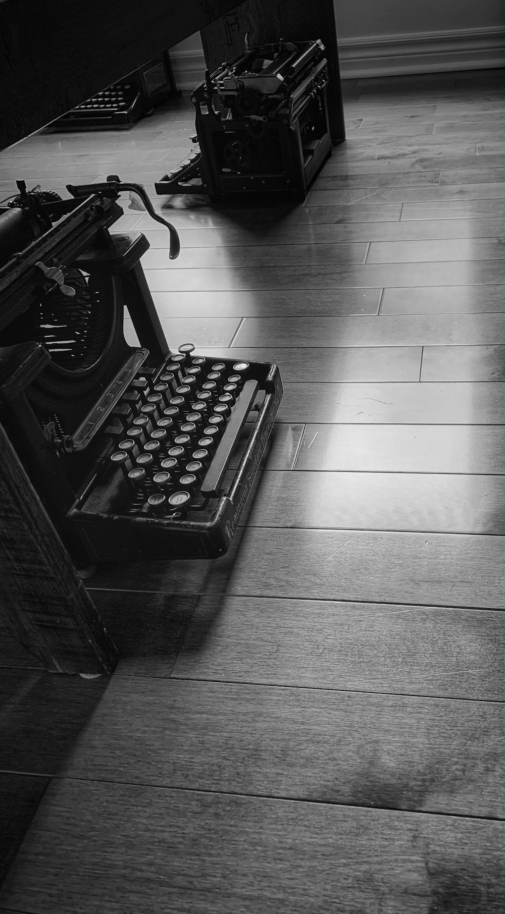 a black and white photo of an old fashioned typewriter