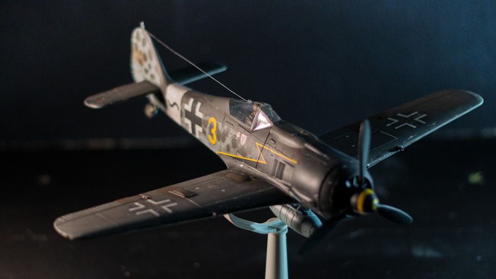 Un modelo de un avión de combate en un soporte