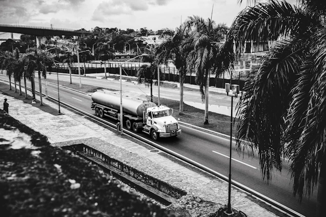 Photo of a modern cargo truck on a highway near Sebastianópolis do Sul, São Paulo.