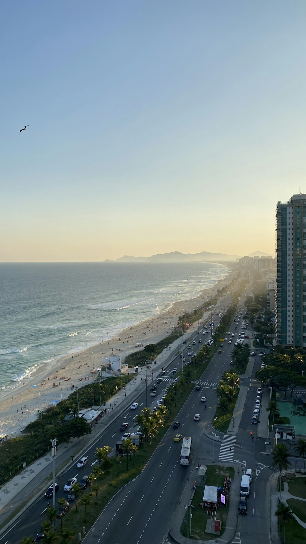 Blick auf einen Strand und das Meer von einem Hochhaus aus