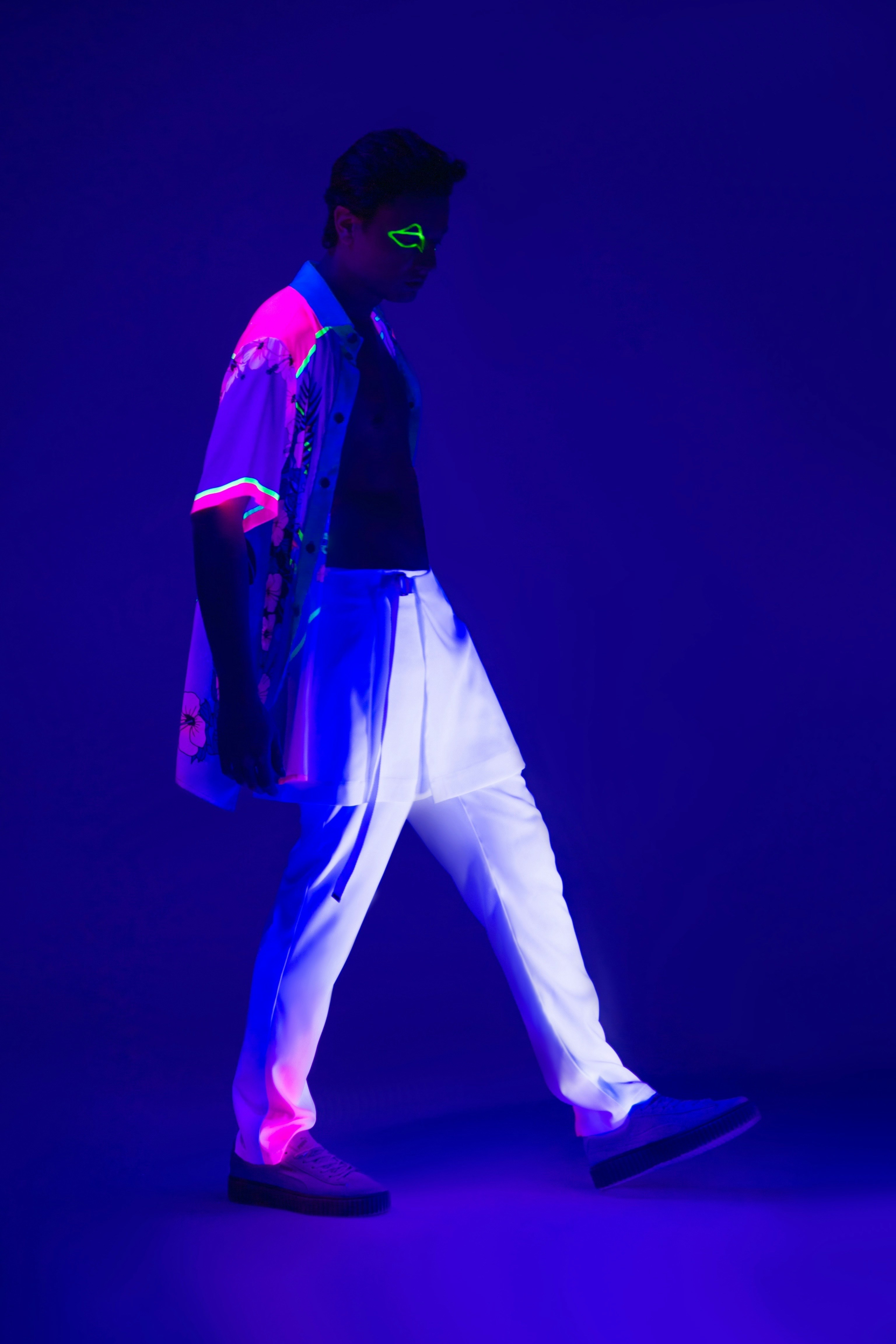 黒いシャツと白いズボンを着た男