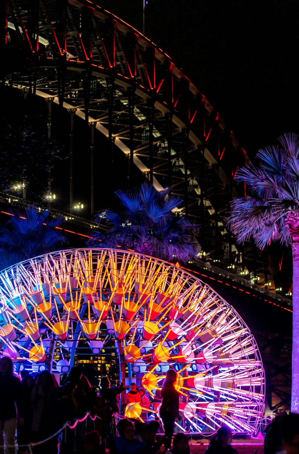 Une grande roue éclairée la nuit