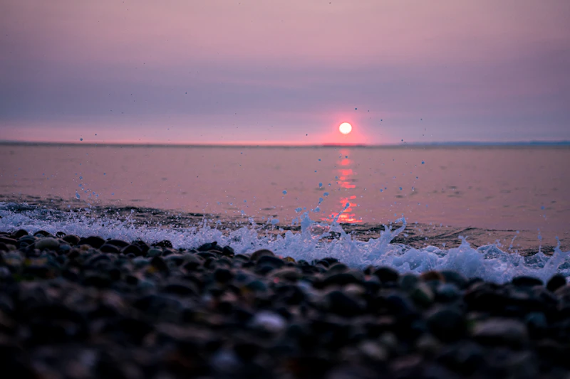 Sunset di kawasan pesisir Jakarta dengan suasana beach club