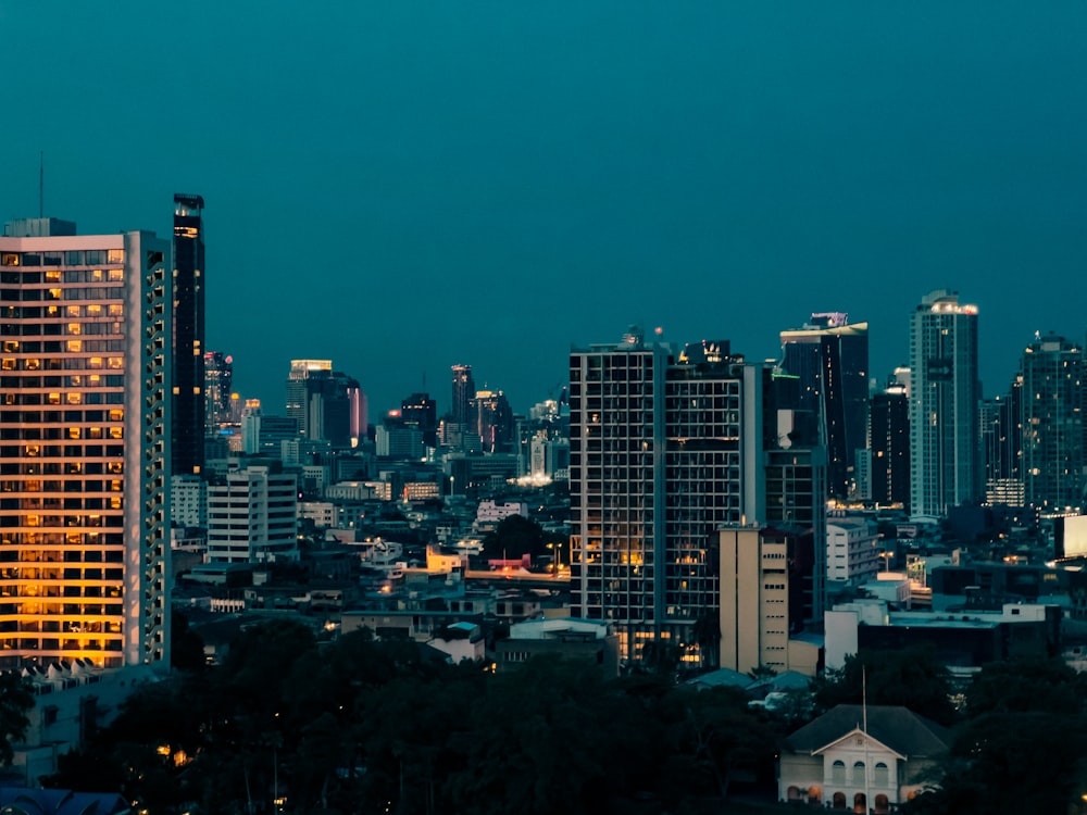 Blick auf die Skyline einer Stadt bei Nacht