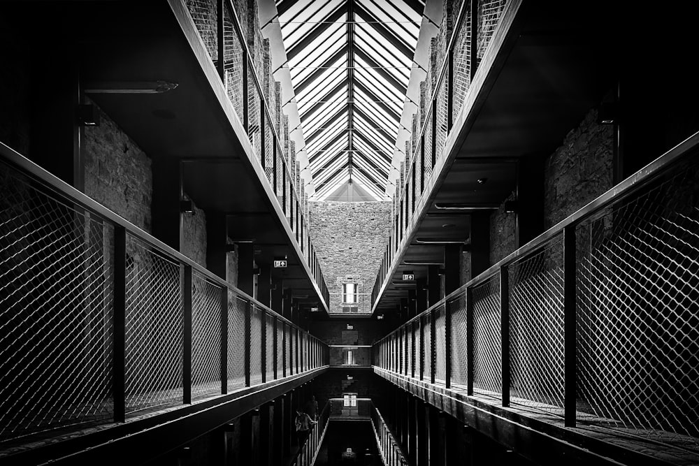 Una foto in bianco e nero di un lungo corridoio