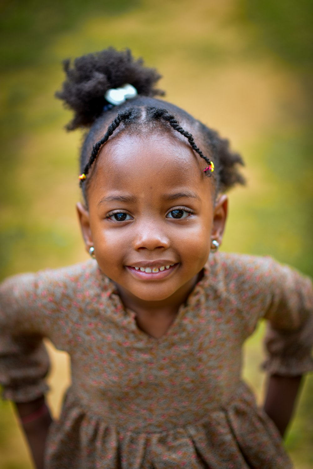 ein kleines Mädchen mit einem breiten Lächeln im Gesicht