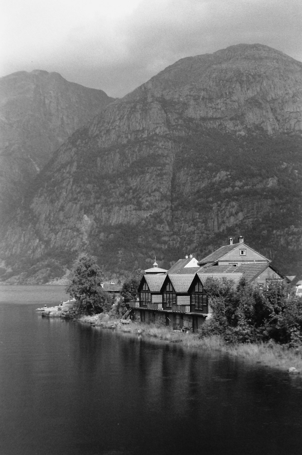 Ein Schwarz-Weiß-Foto eines Hauses am Wasser