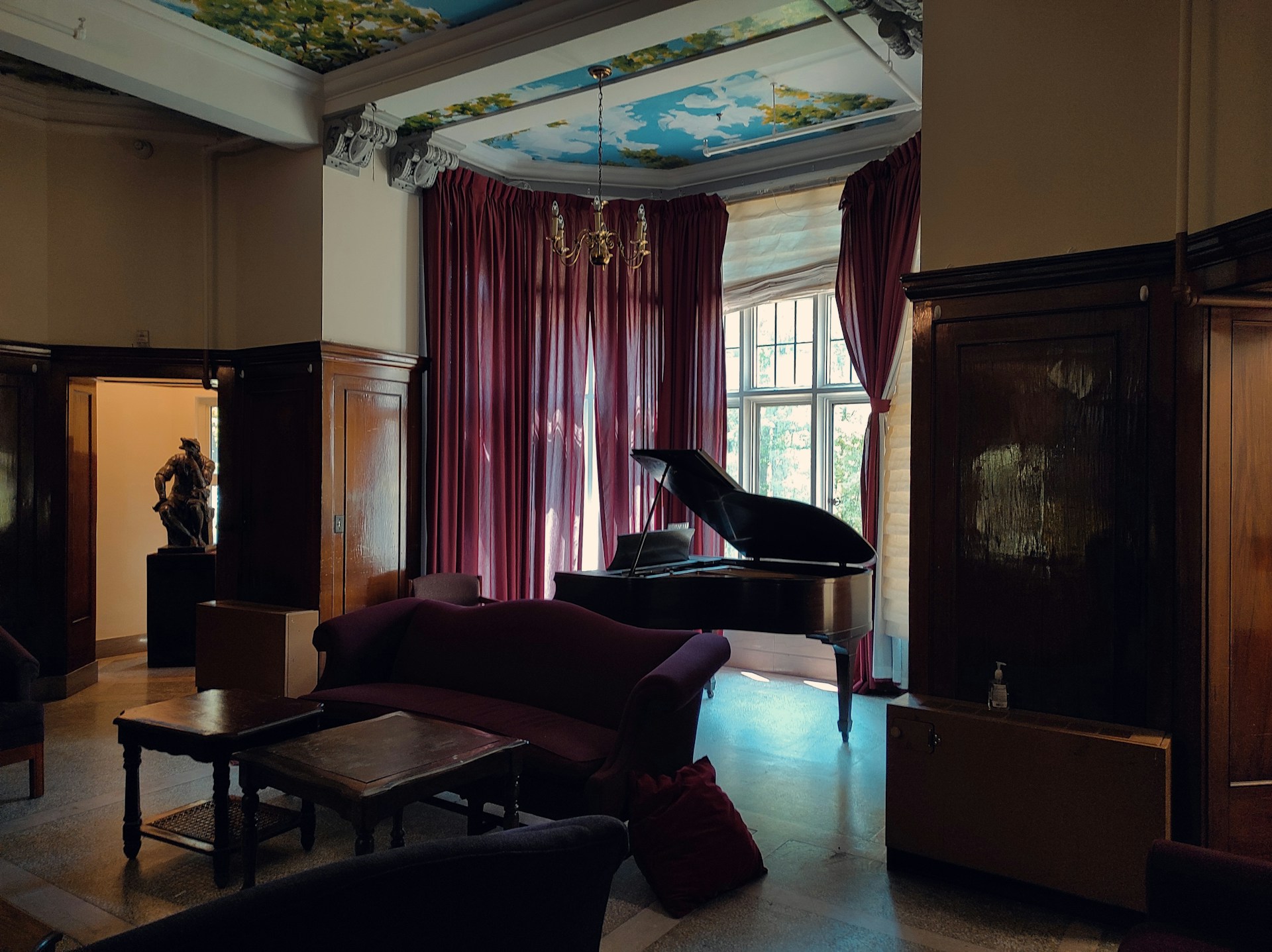 gray computer monitor