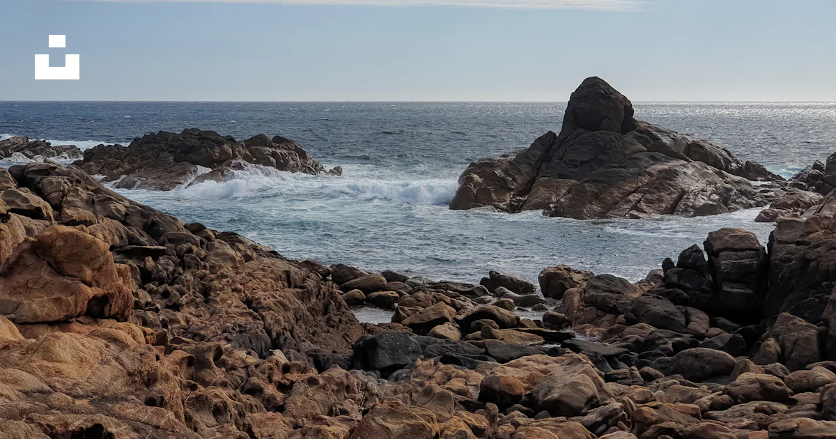 Un rivage rocheux avec un plan d’eau au loin photo – Photo Espagne ...