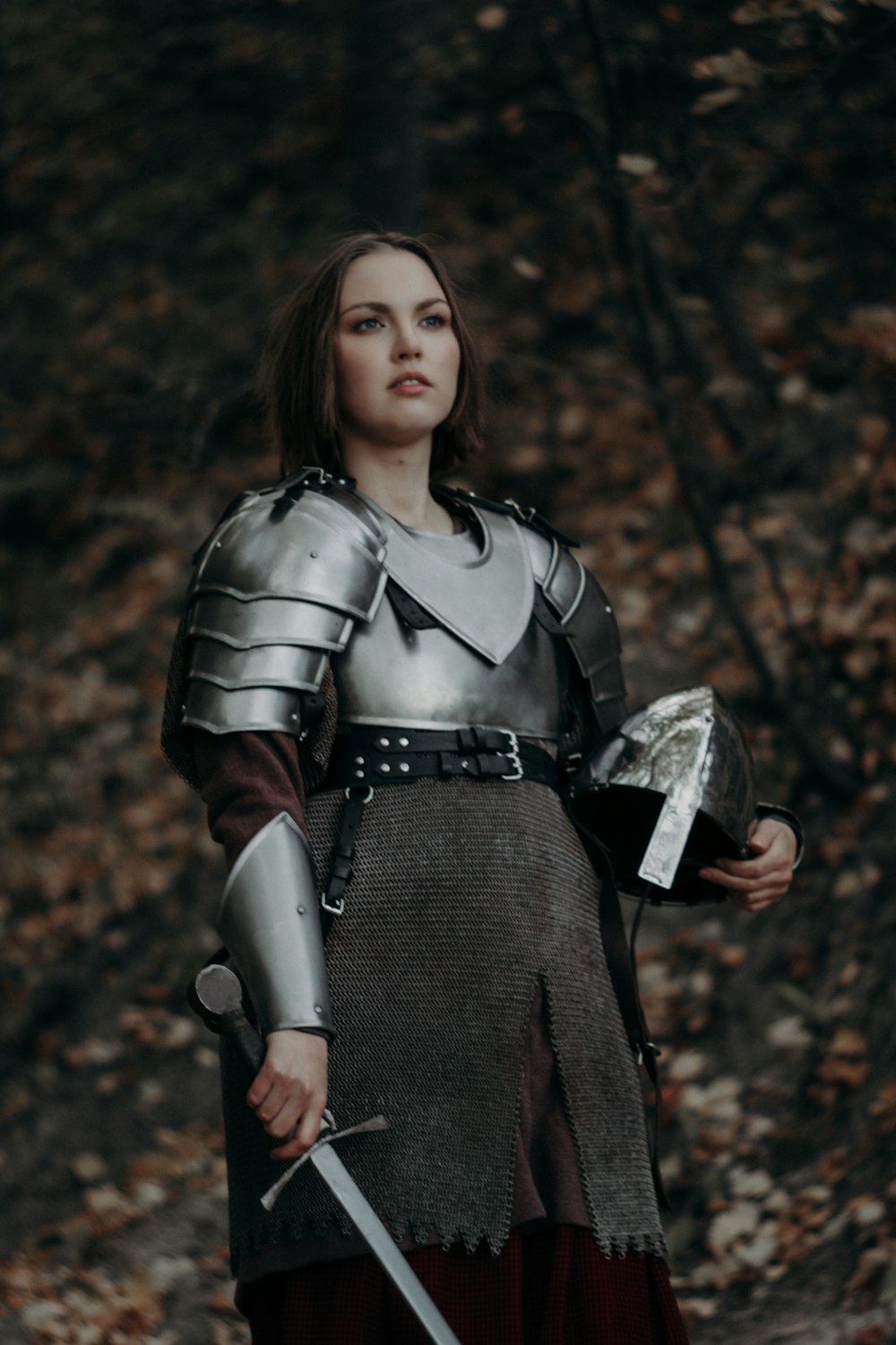 Una donna in un costume da cavaliere che tiene una spada