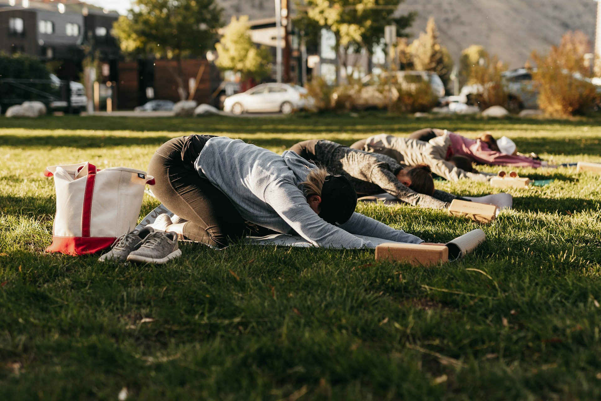 gray computer monitor