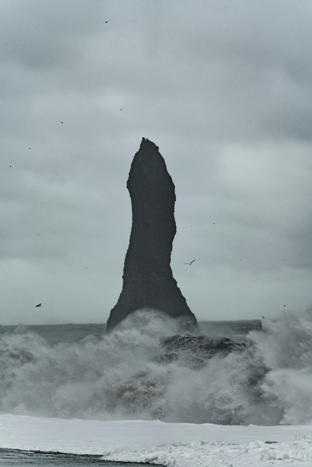 Una gran roca que sobresale del océano
