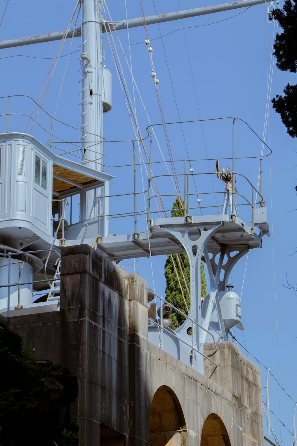 a view of the top of a building with wires above it