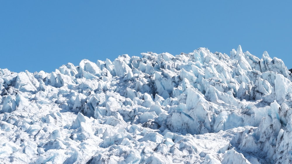 a person on a snowboard in the middle of a mountain