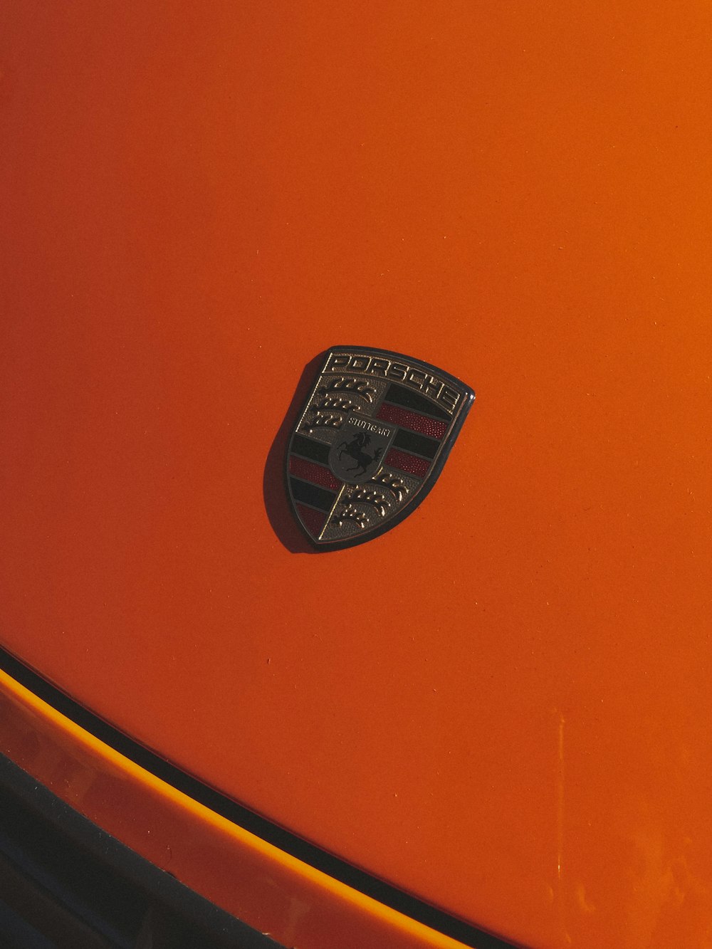 Gros plan de l’emblème sur une voiture de sport orange