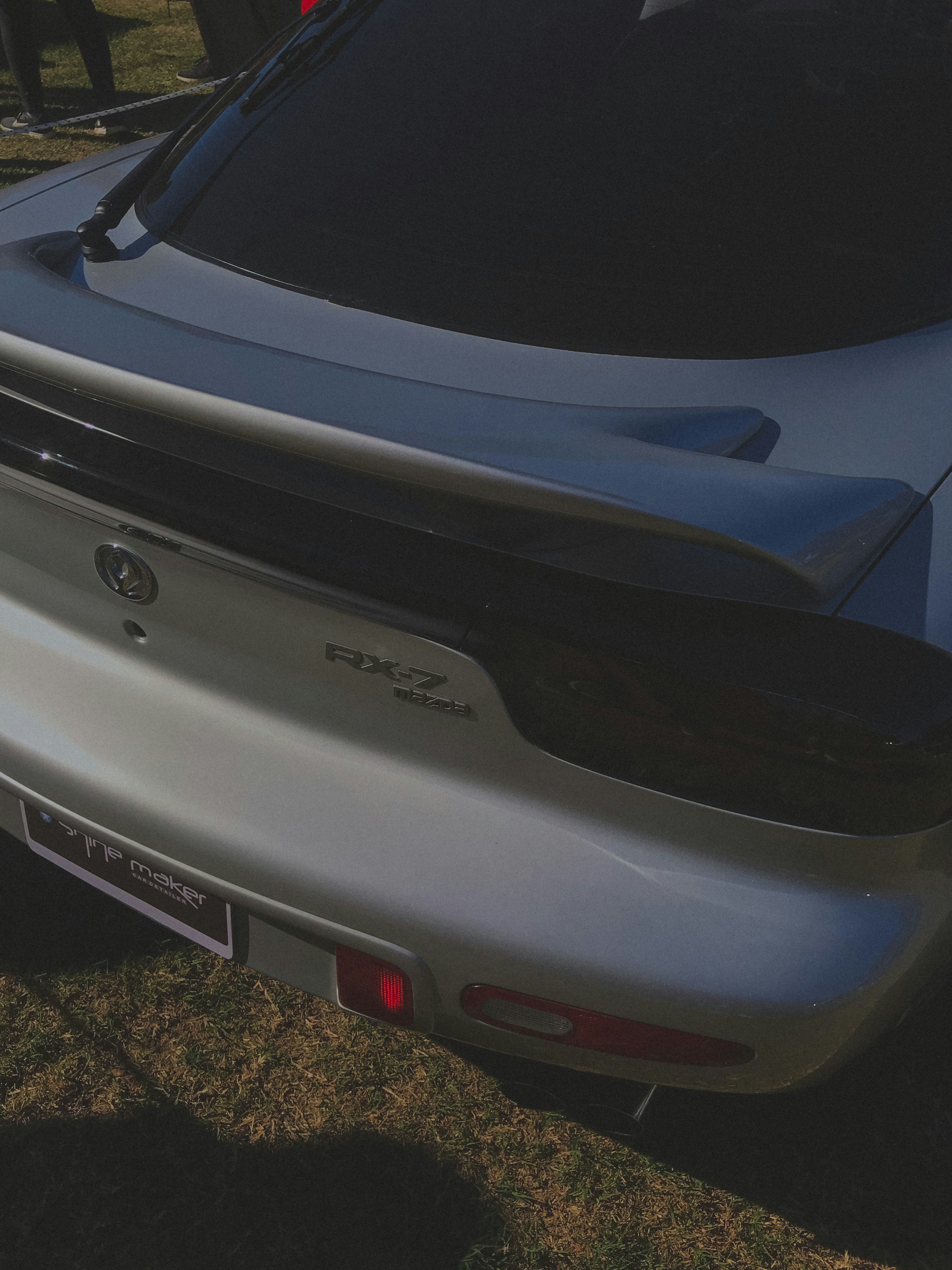 a traseira de um carro estacionado na grama