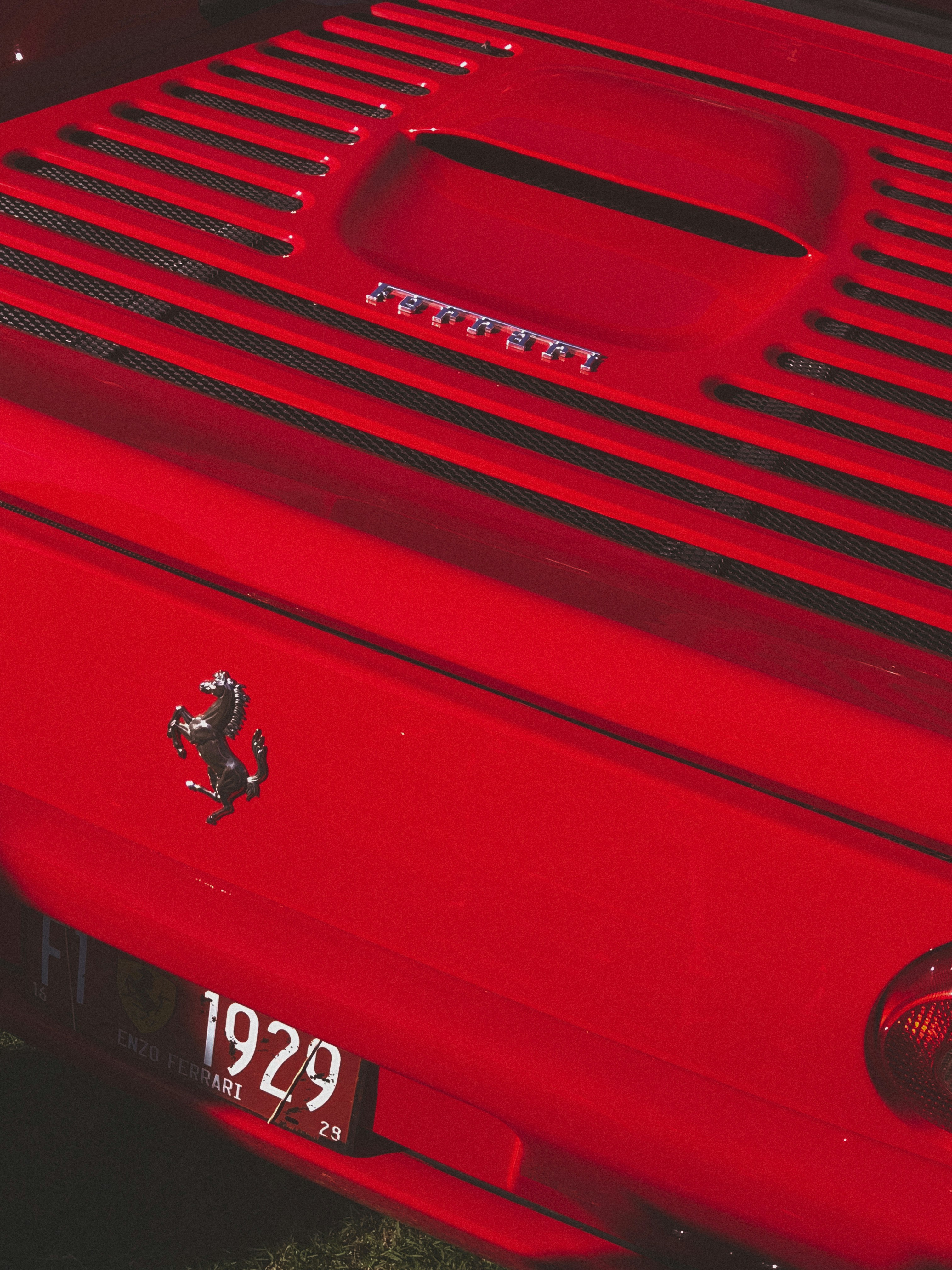 Nahaufnahme eines roten Sports Utility Vehicle