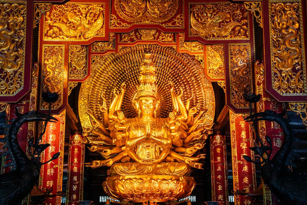 Una statua dorata di un Buddha in un tempio