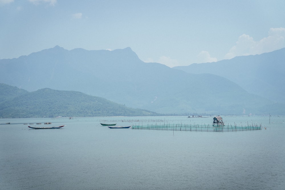 um grupo de barcos flutuando em cima de uma grande massa de água