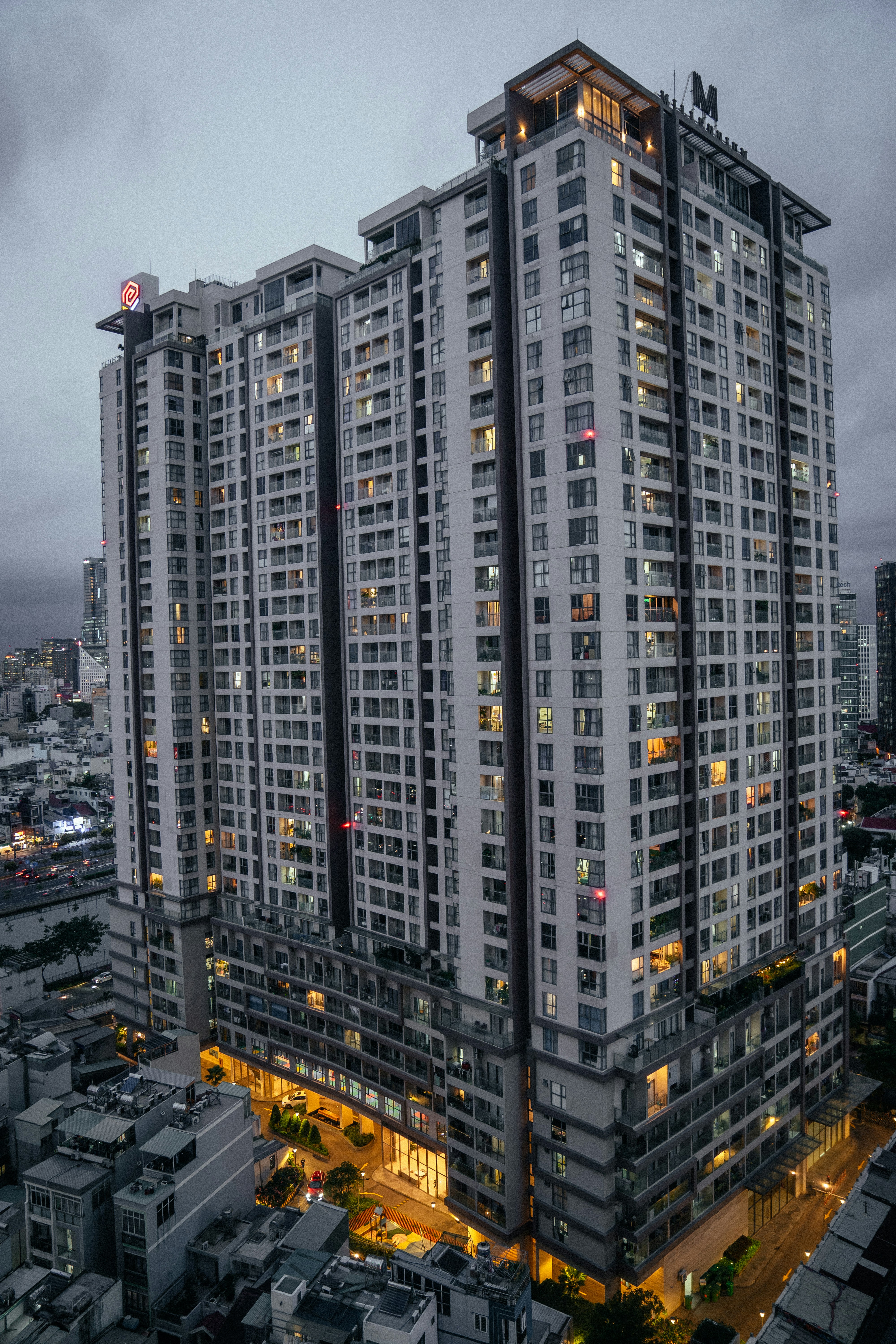 Un edificio muy alto con muchas ventanas