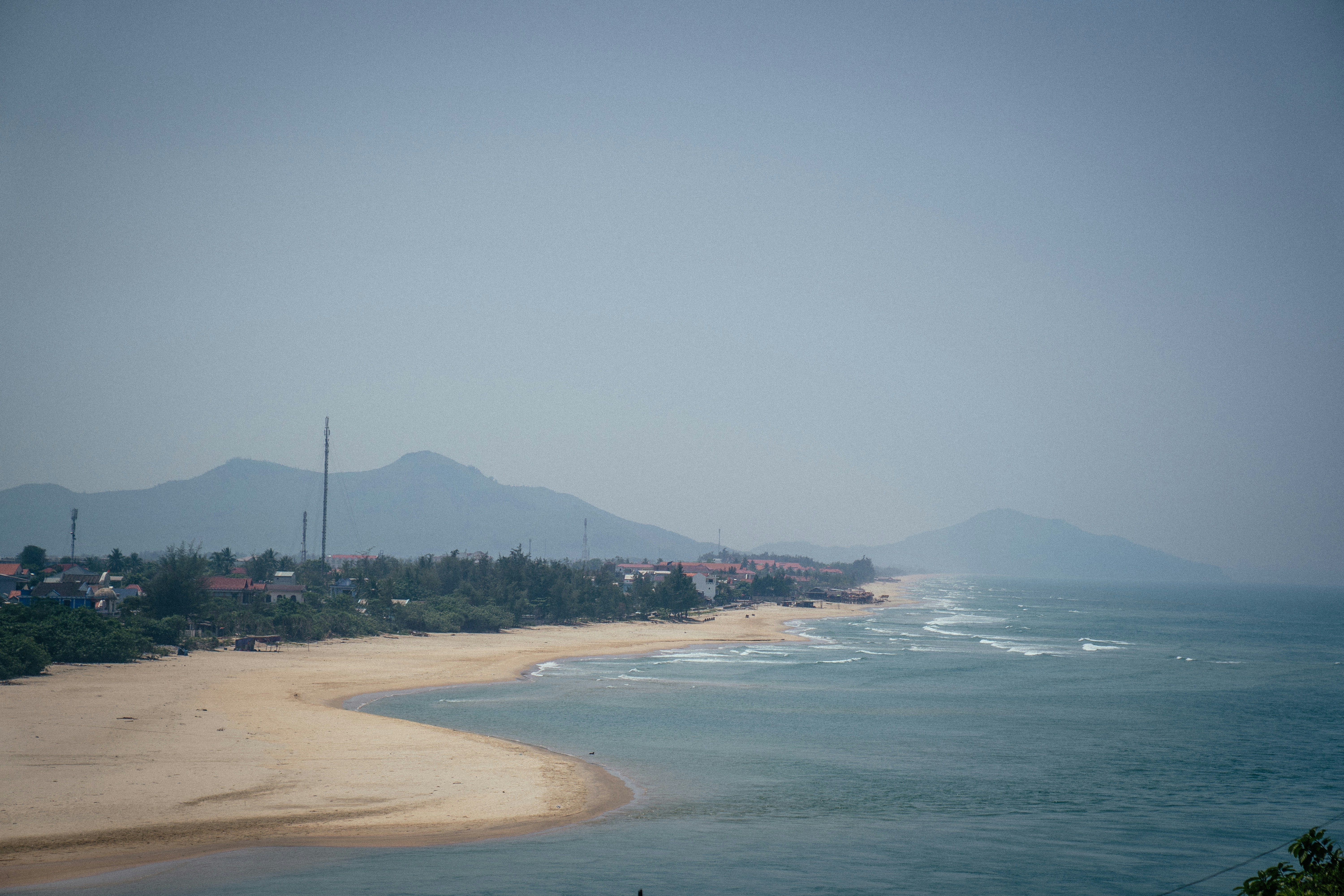 Una vista de una playa con montañas al fondo