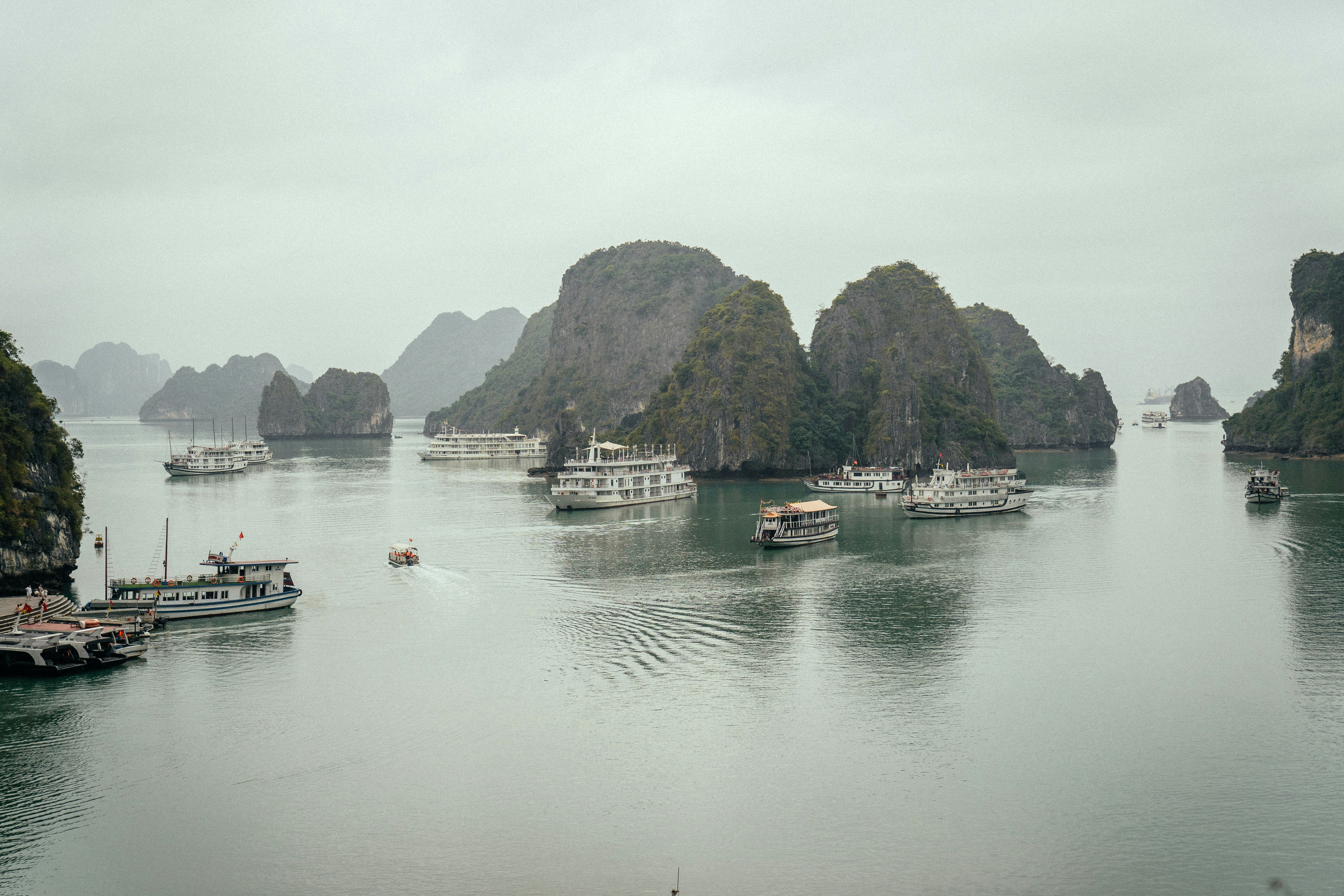 Un grupo de barcos flotando sobre un cuerpo de agua