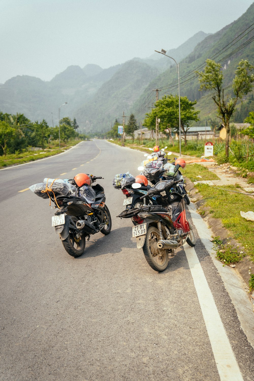 due moto parcheggiate sul ciglio della strada