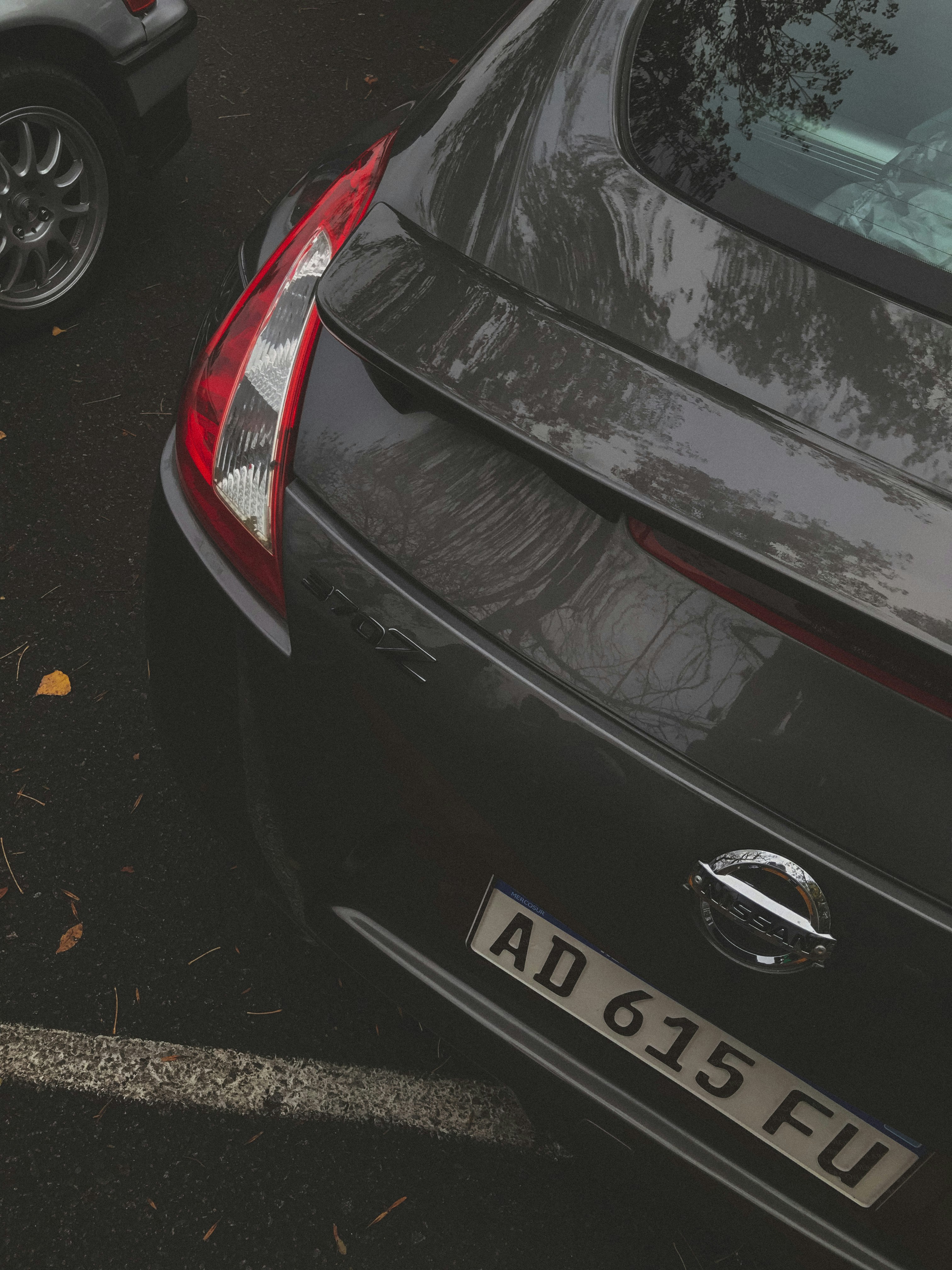 zwei Autos nebeneinander auf einem Parkplatz geparkt