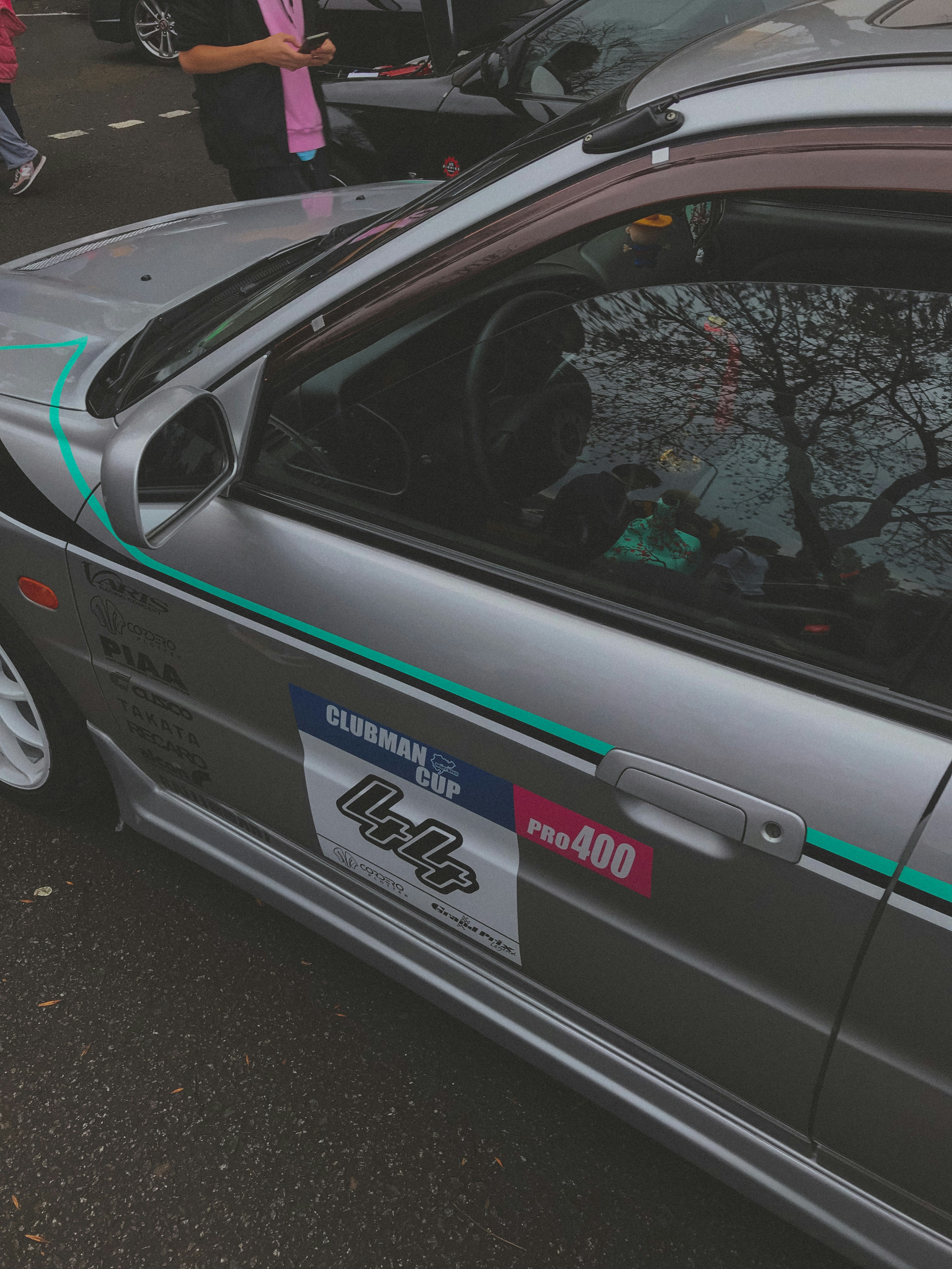 ein silbernes Auto, das am Straßenrand geparkt ist