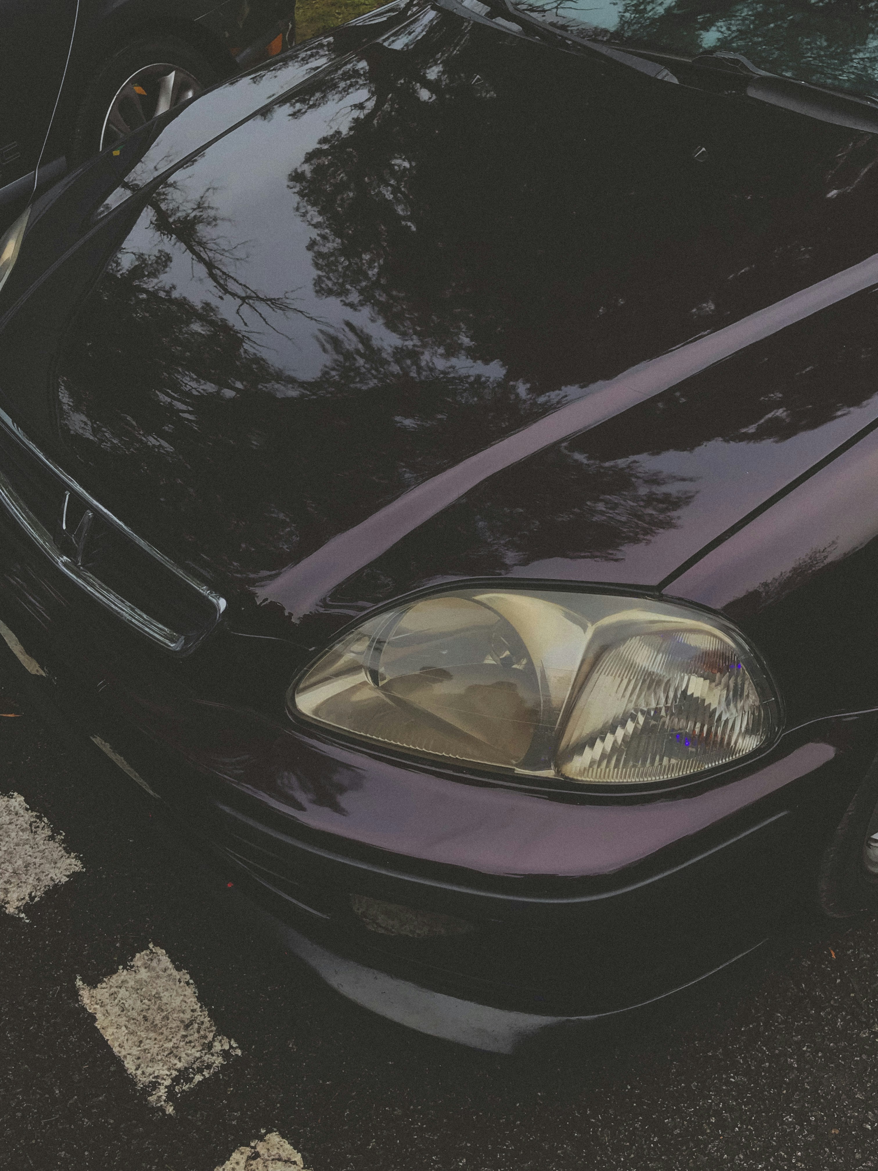 Nahaufnahme eines Autos, das auf einem Parkplatz geparkt ist