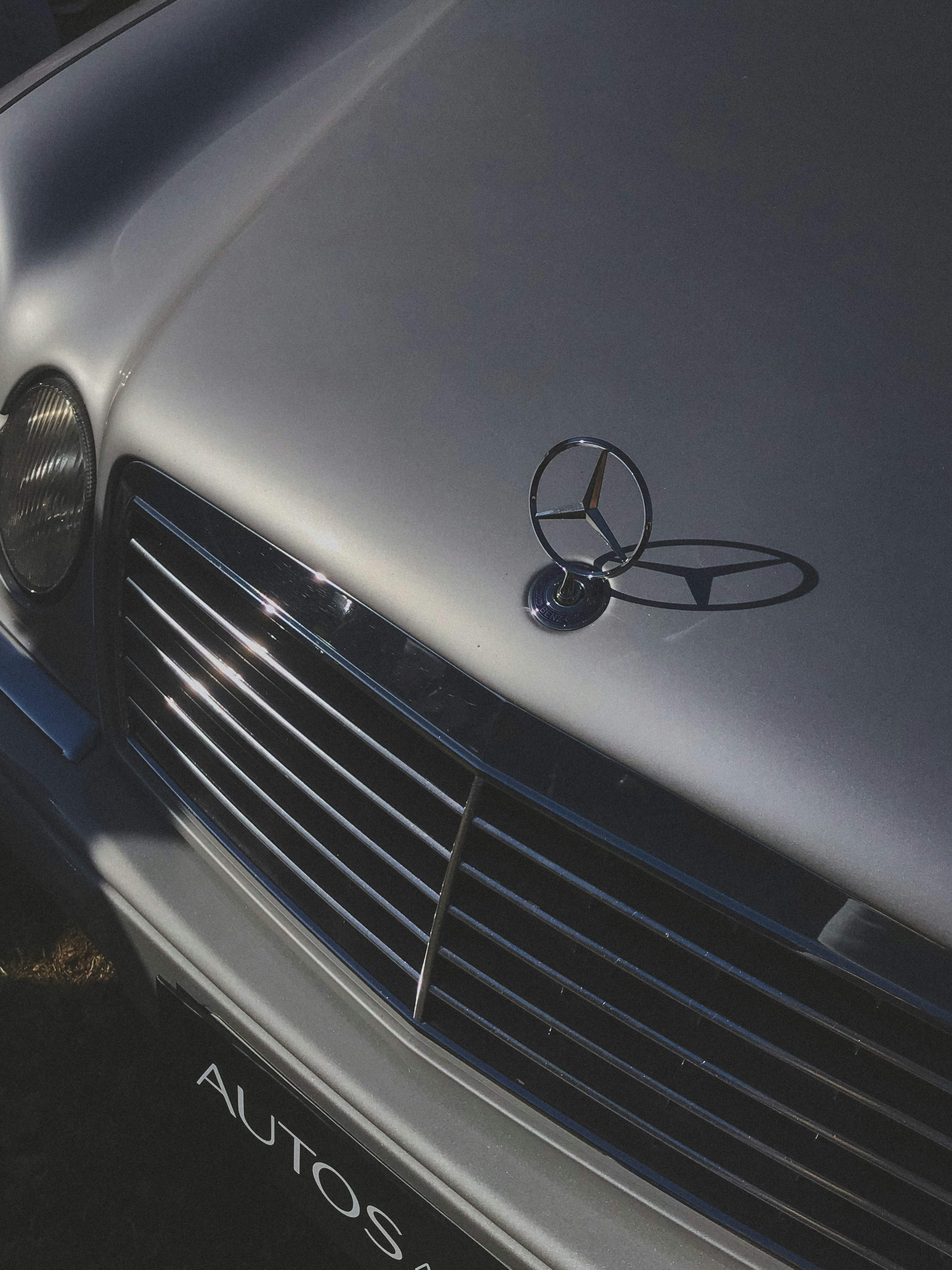 eine nahaufnahme der front eines autos