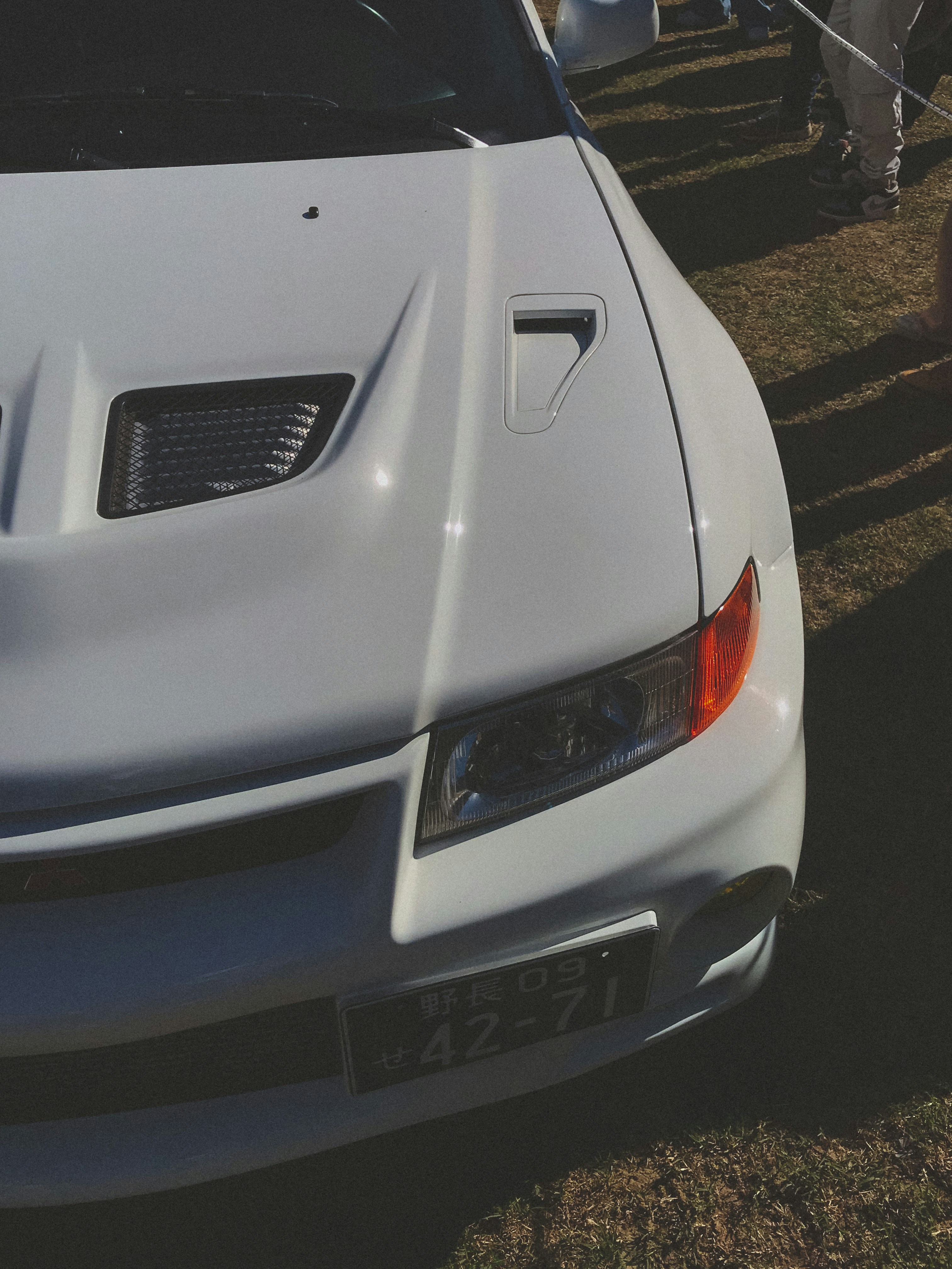 Nahaufnahme eines weißen Sportwagens