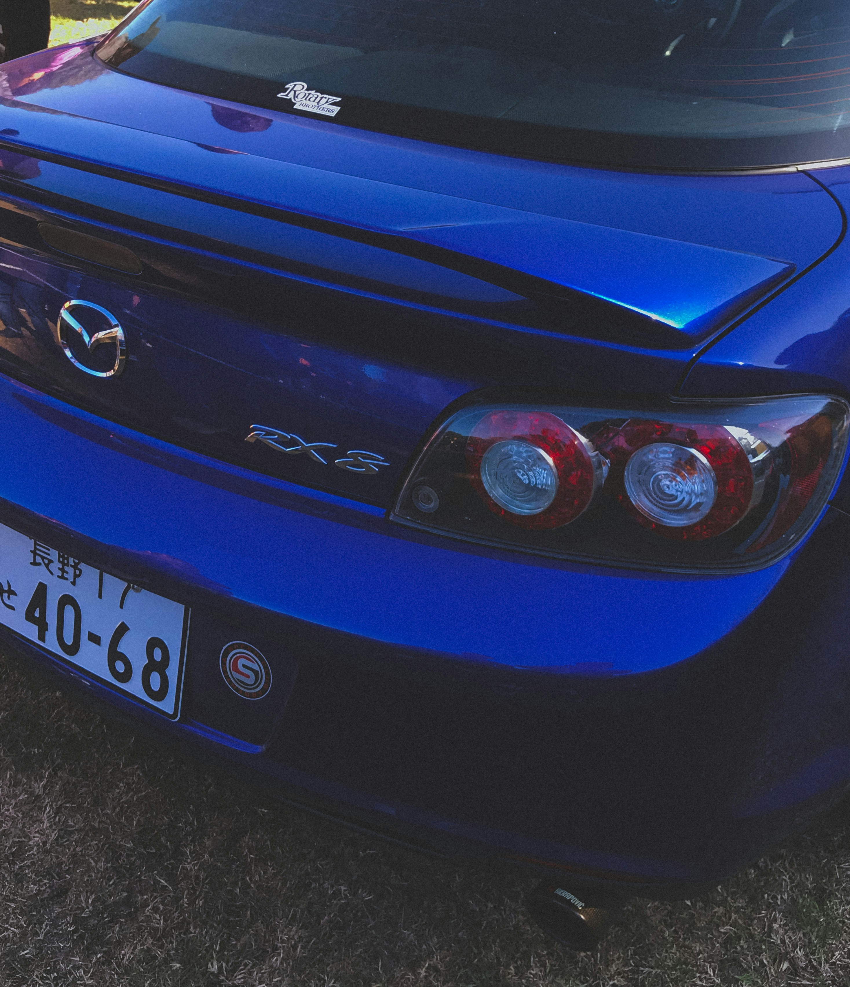 eine nahaufnahme der front eines blauen autos