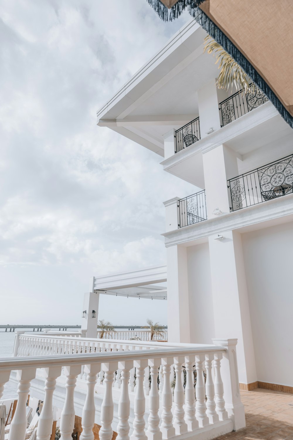 ein Balkon mit Blick auf das Meer und ein Gebäude mit Balkonen