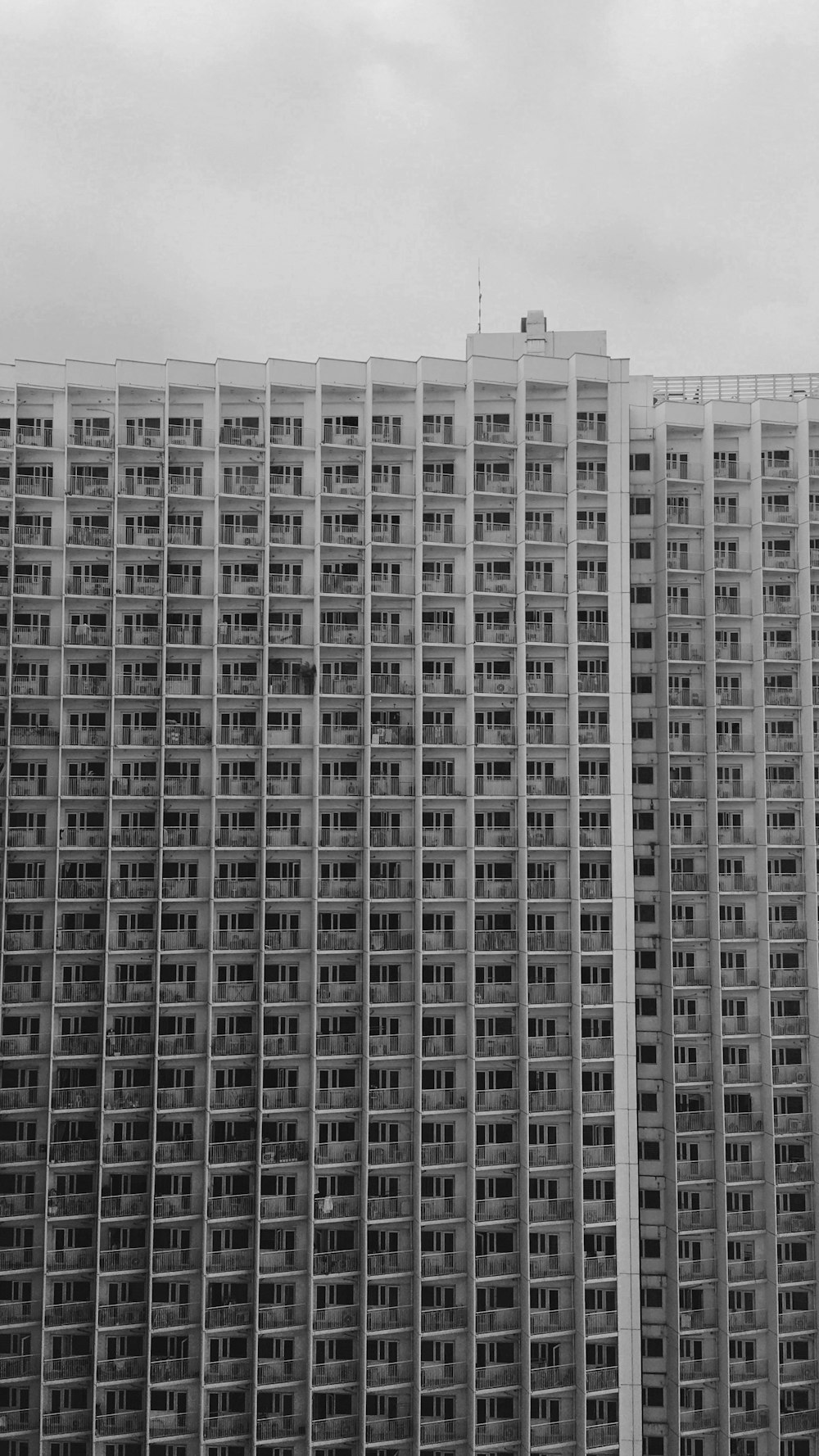 Un edificio molto alto con un orologio sul lato