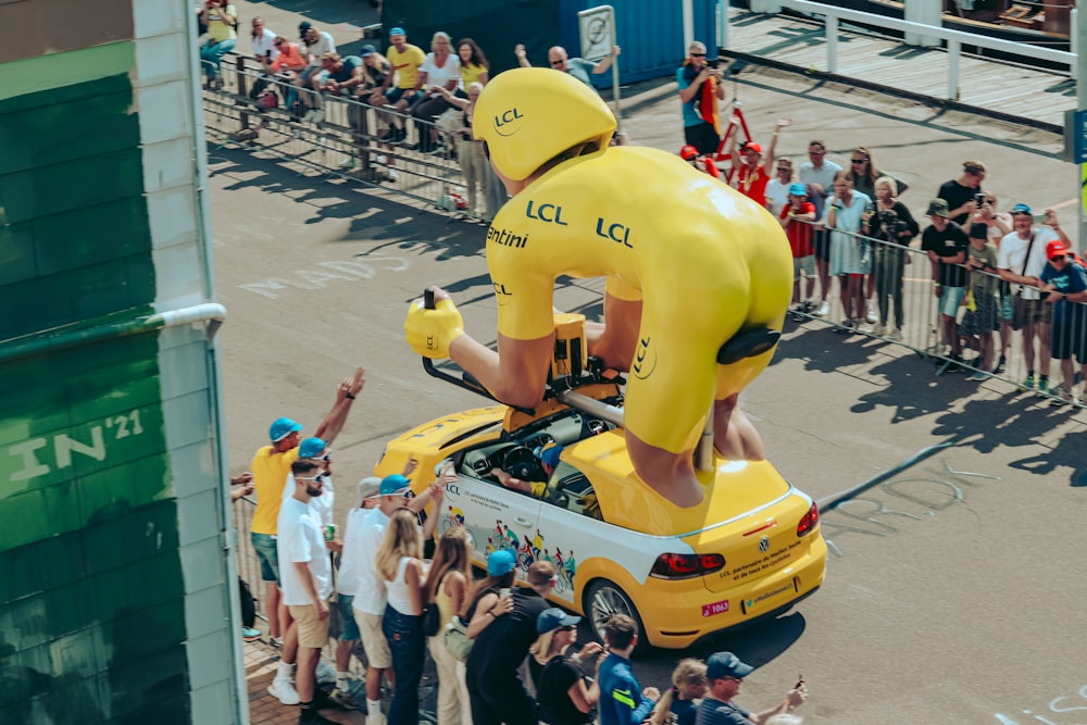 Une voiture jaune avec un robot géant sur le dessus