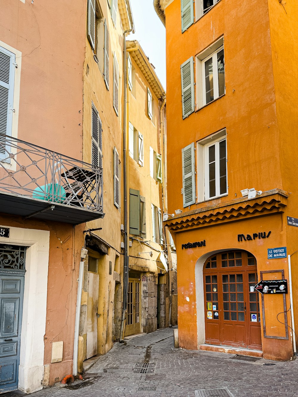 une rue étroite avec quelques bâtiments et une borne d’incendie