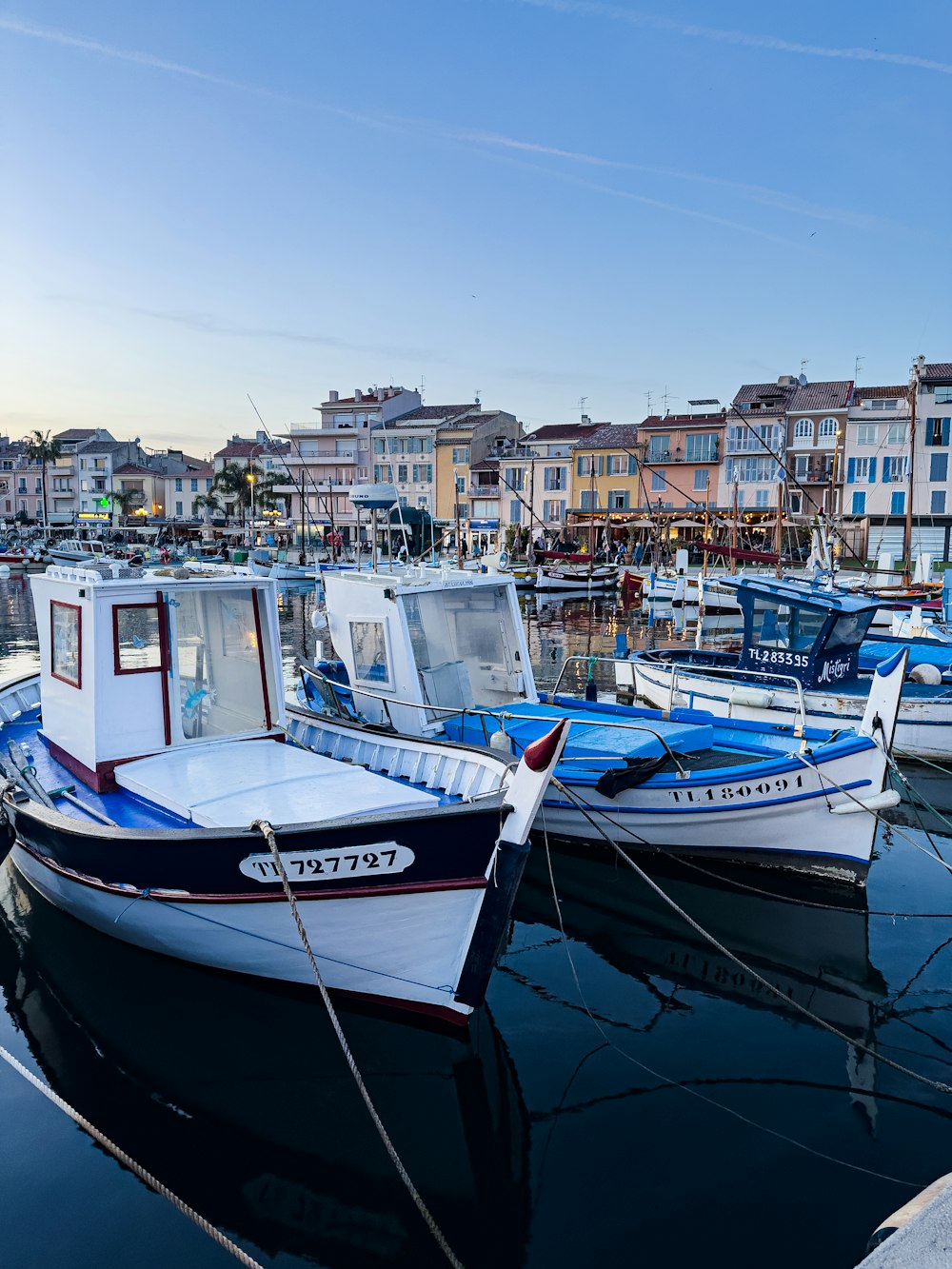 Un grupo de barcos que están sentados en el agua