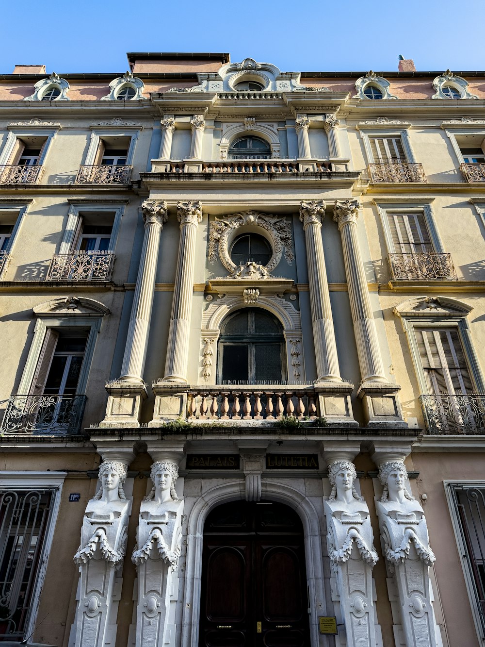 un grand bâtiment avec une horloge à l’avant