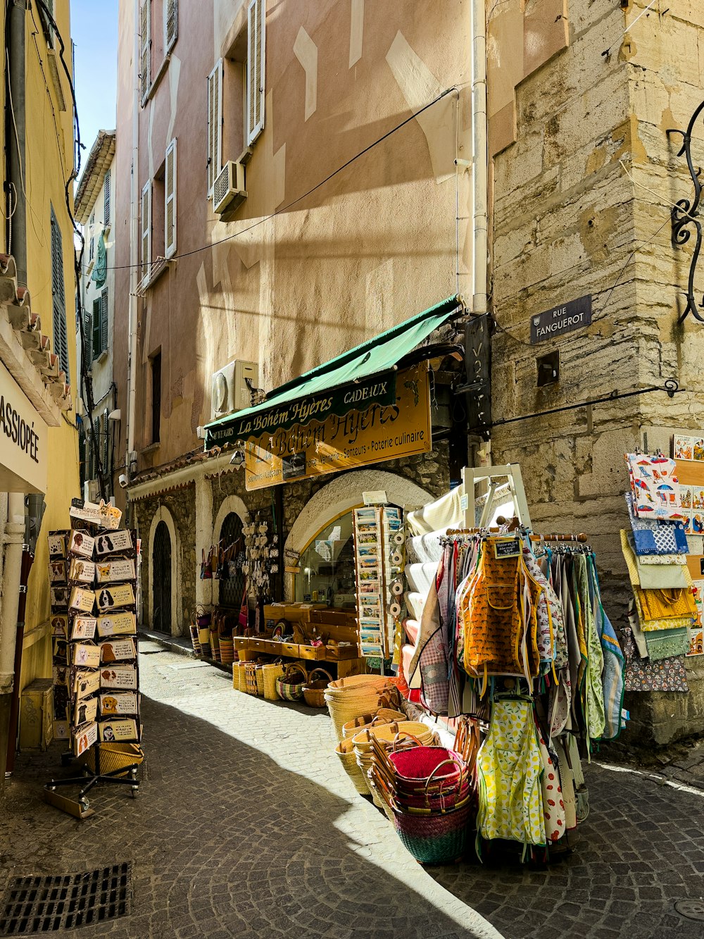 Una calle estrecha con un mercado en el medio de ella